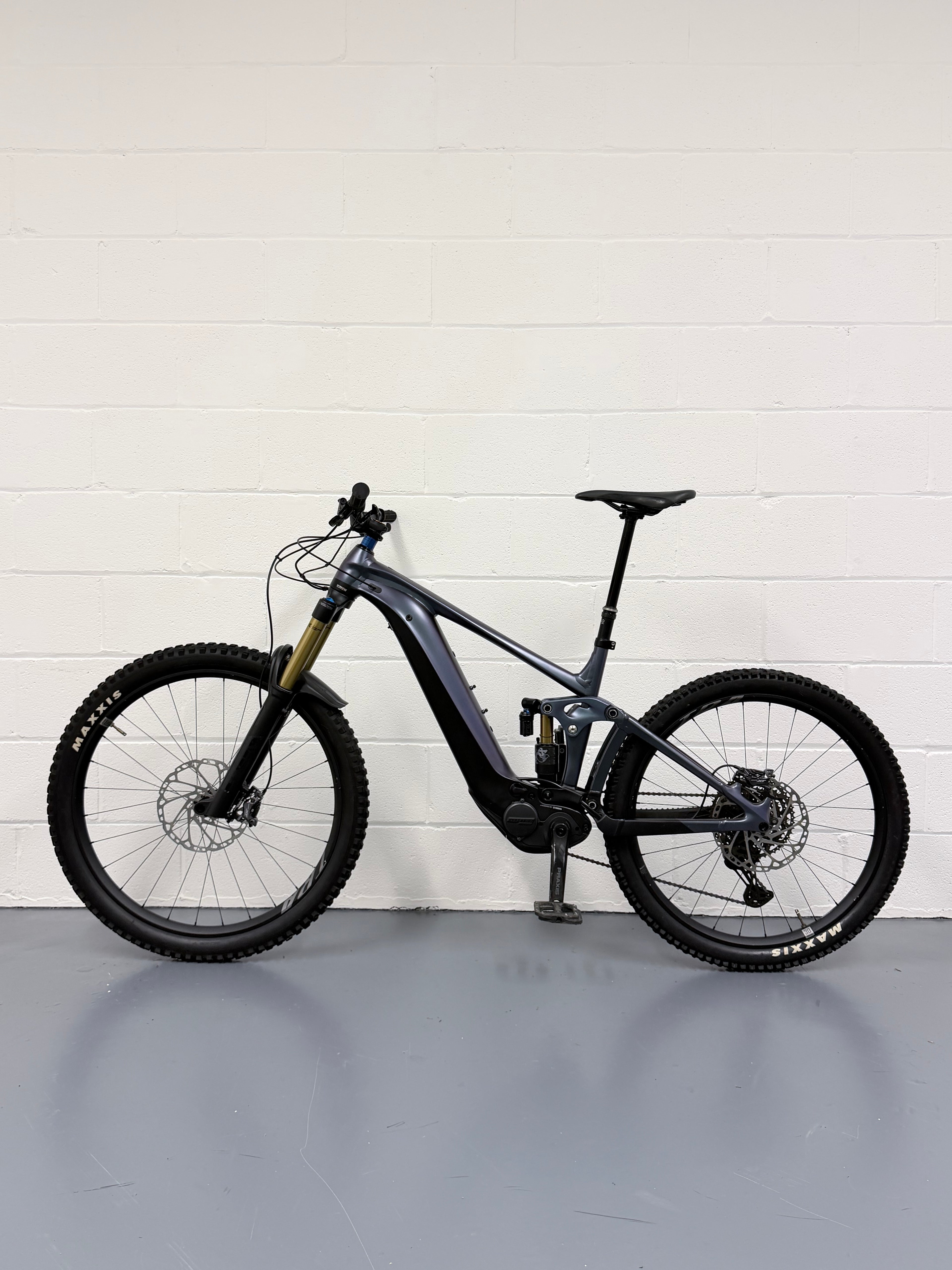 Large - 357 Miles - Giant Reign E+1