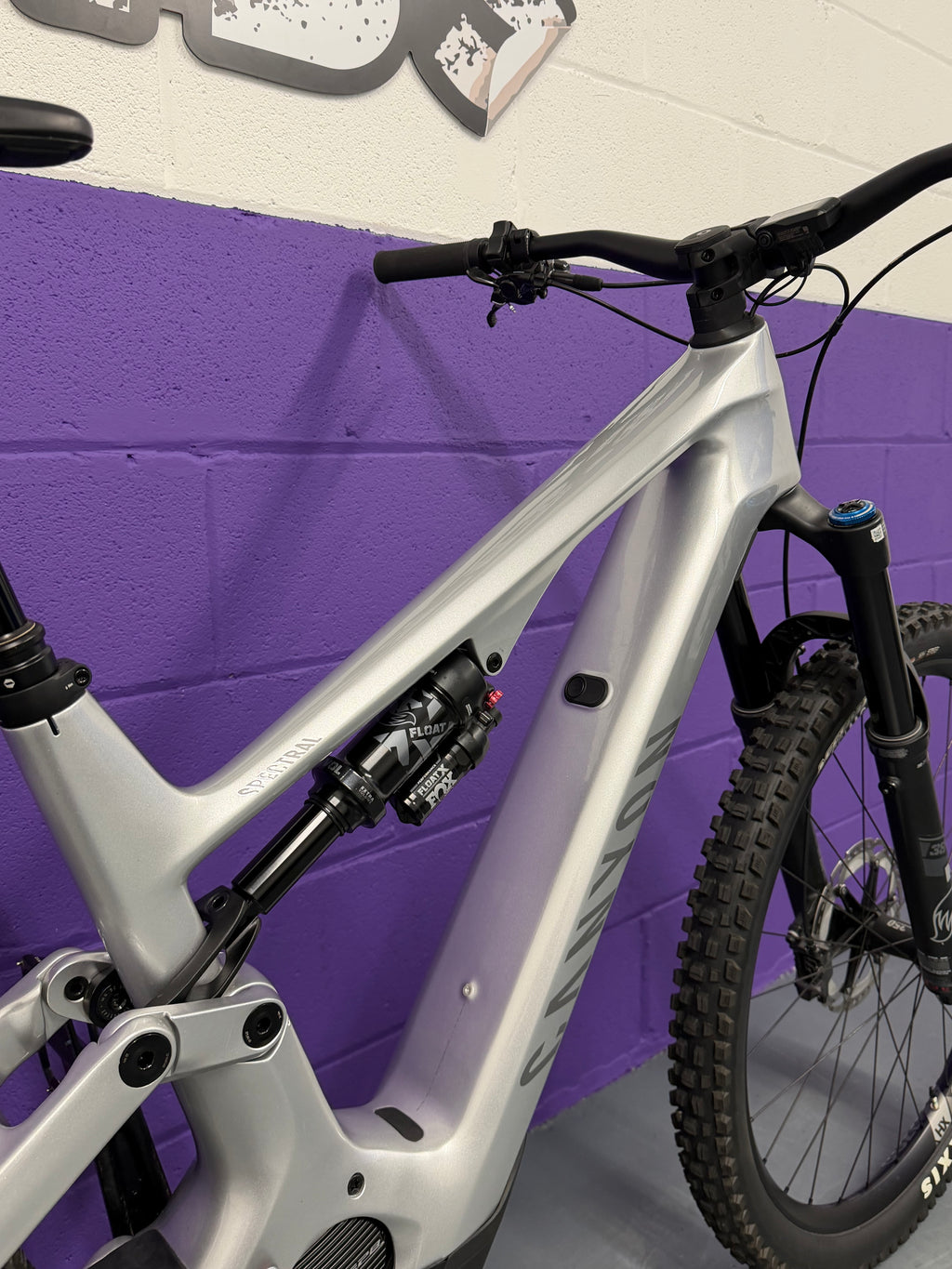 Large / 2024 Canyon Spectral ON CF9 Full Suspension Electric Mountain Bike / EMTB / MTB