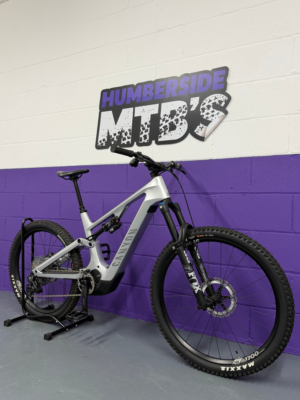 Large / 2024 Canyon Spectral ON CF9 Full Suspension Electric Mountain Bike / EMTB / MTB