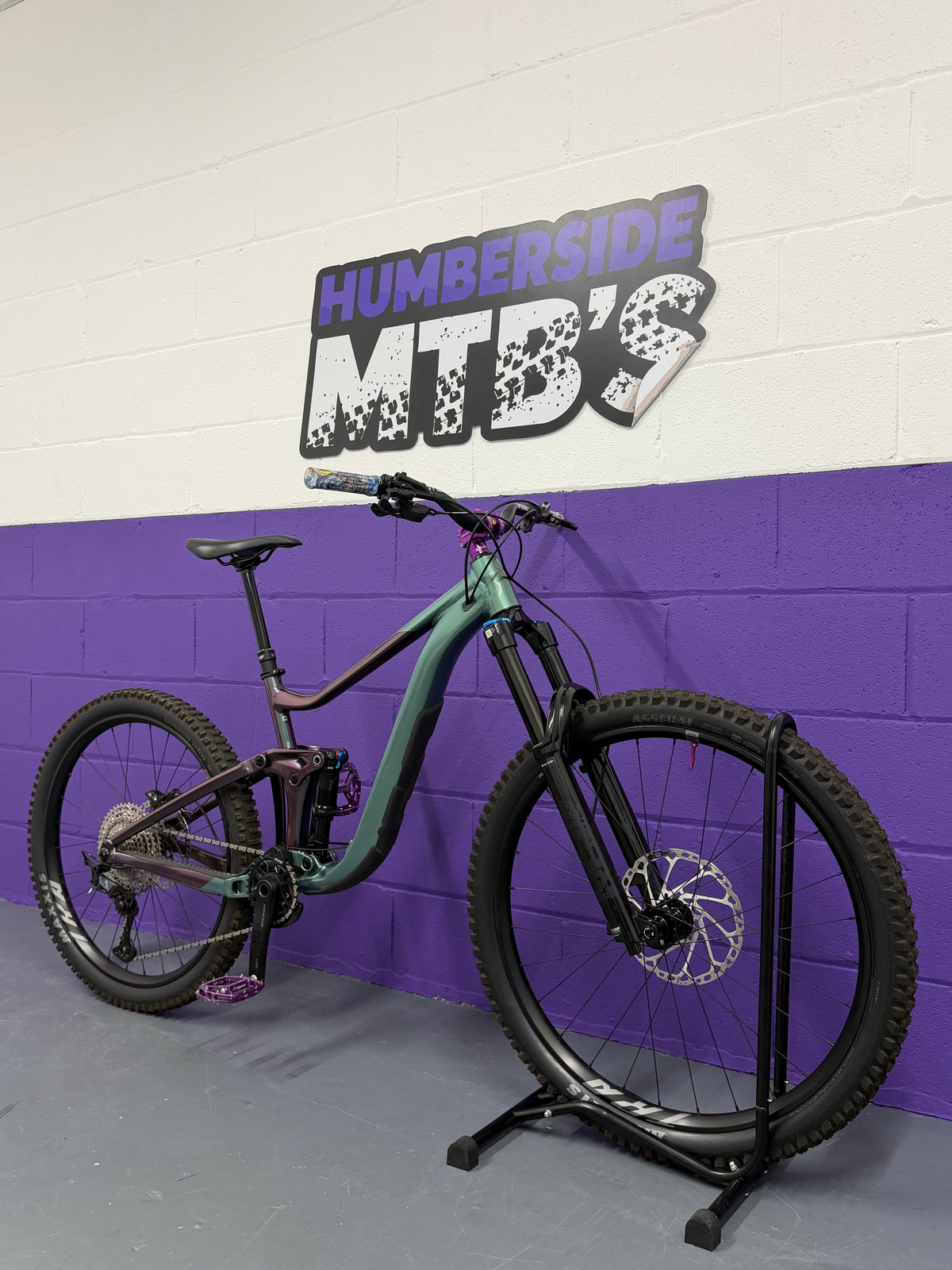 Medium / 2026 Giant Reign 2 / Upgraded - LIKE NEW