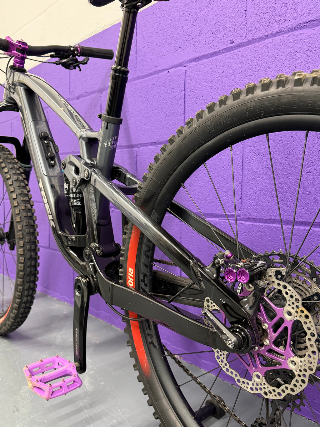 Small / 2023 Fuel EX 8 Gen 6 - UPGRADED Full Suspension Mountain Bike / MTB