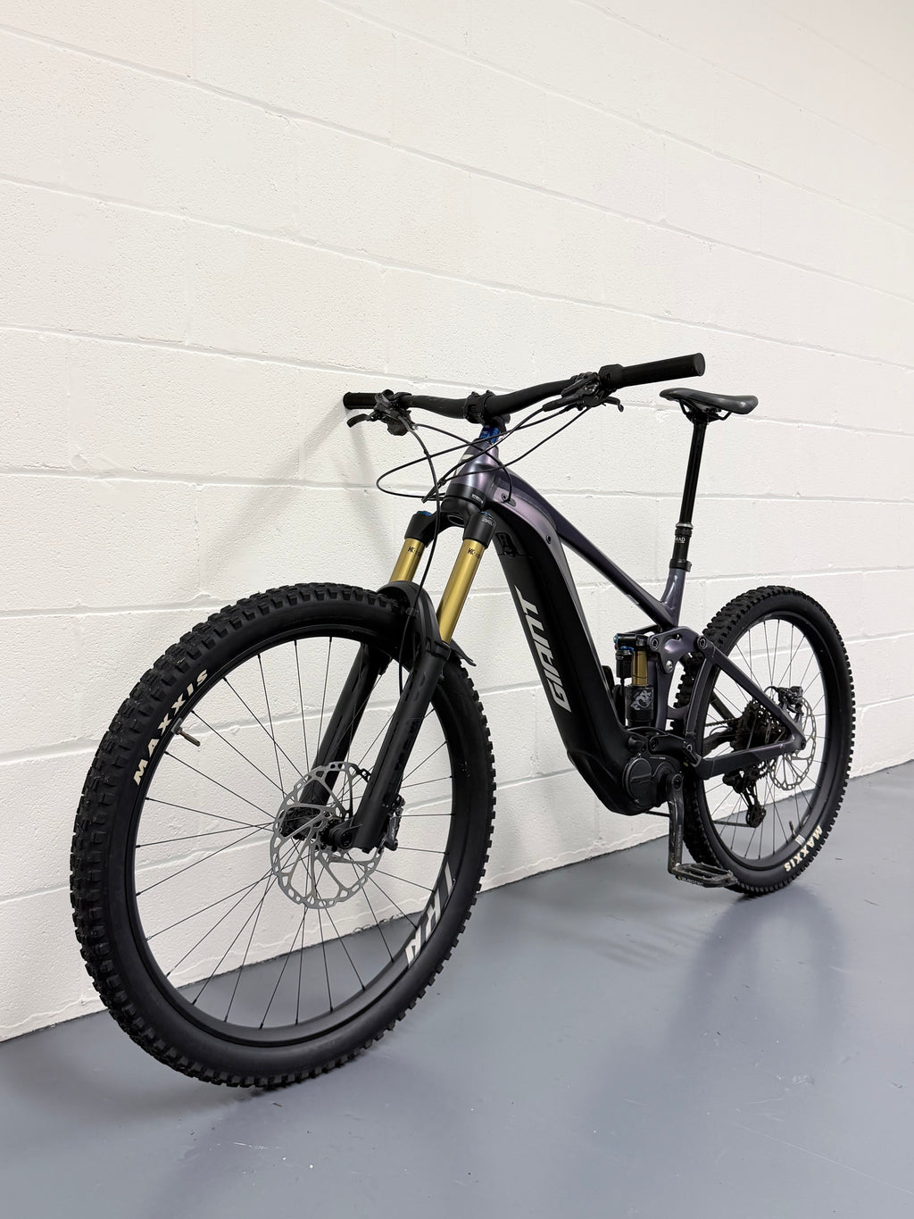 Large - 357 Miles - Giant Reign E+1