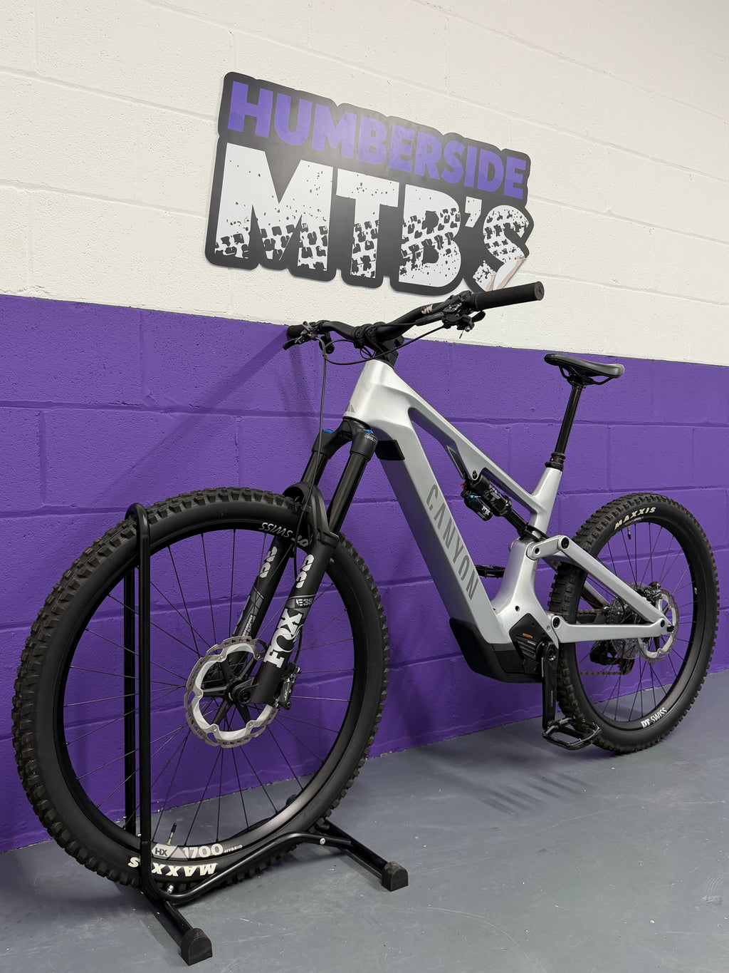 Large / 2024 Canyon Spectral ON CF9 Full Suspension Electric Mountain Bike / EMTB / MTB