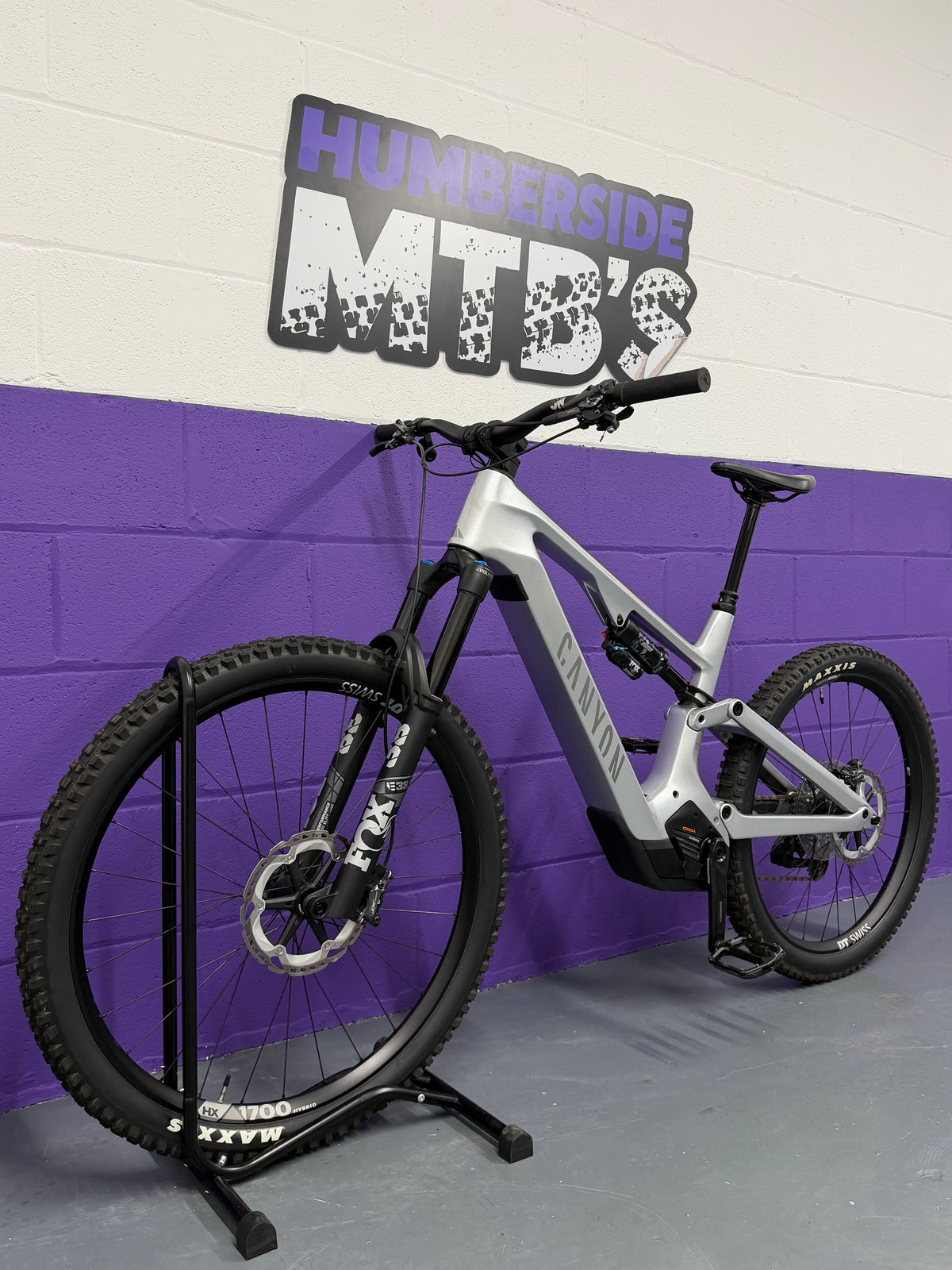 Large / 2024 Canyon Spectral ON CF9 Full Suspension Electric Mountain Bike / EMTB / MTB
