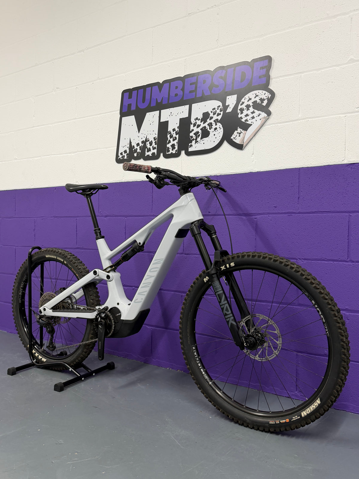 Large / 2024 Canyon Spectral ON CF7 Full Suspension Electric Mountain Bike / EMTB / MTB