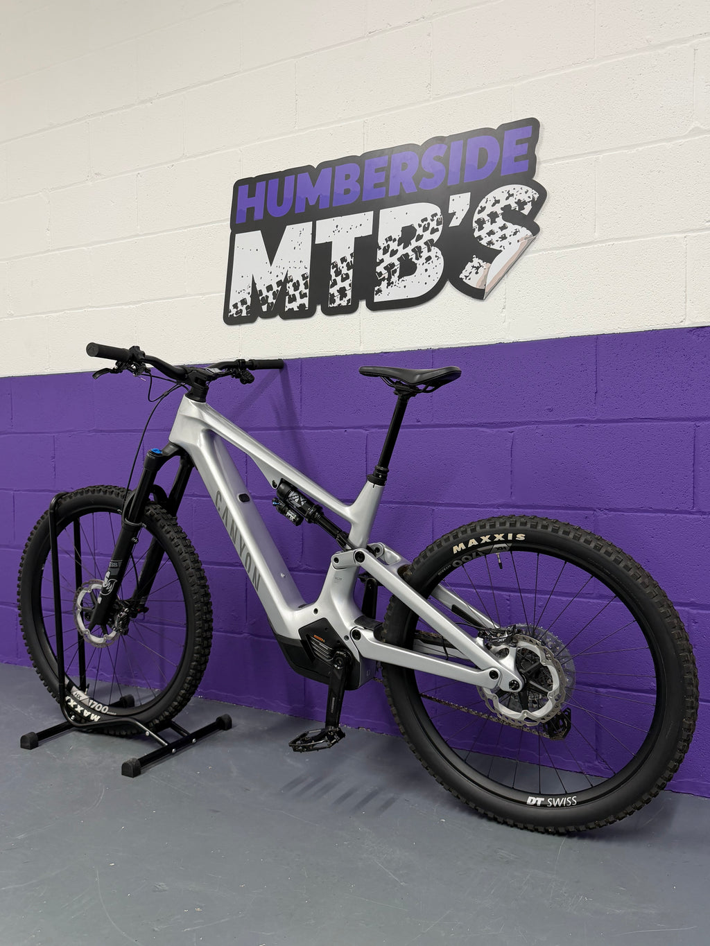 Large / 2024 Canyon Spectral ON CF9 Full Suspension Electric Mountain Bike / EMTB / MTB