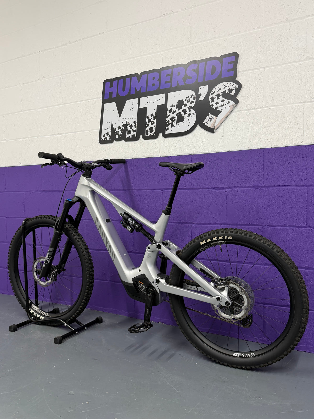 Large / 2024 Canyon Spectral ON CF9 Full Suspension Electric Mountain Bike / EMTB / MTB