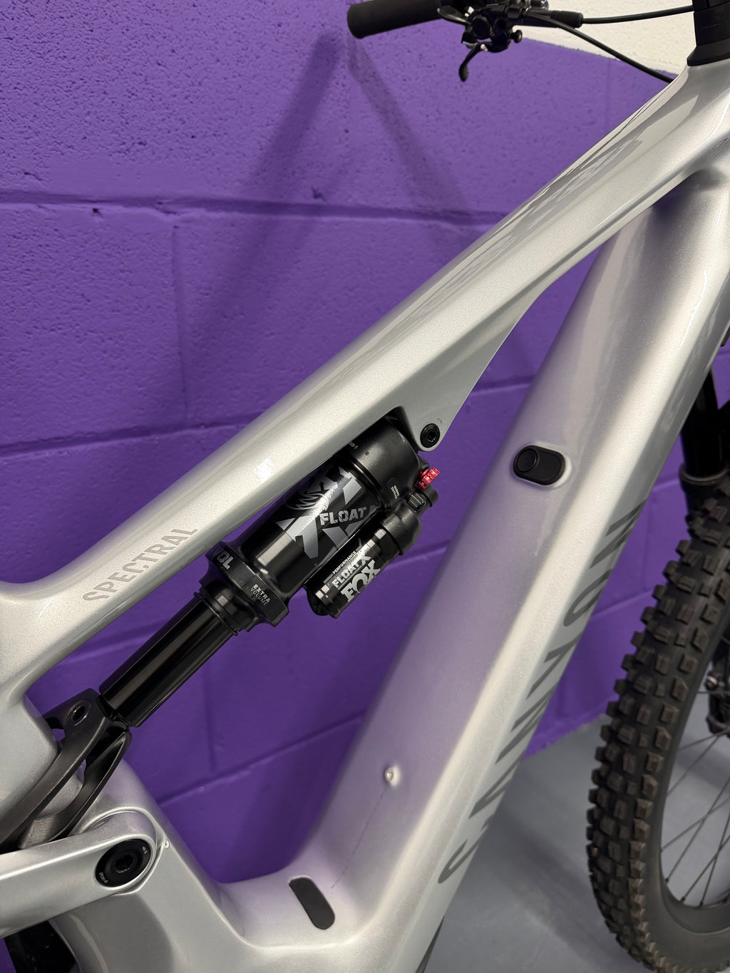 Large / 2024 Canyon Spectral ON CF9 Full Suspension Electric Mountain Bike / EMTB / MTB