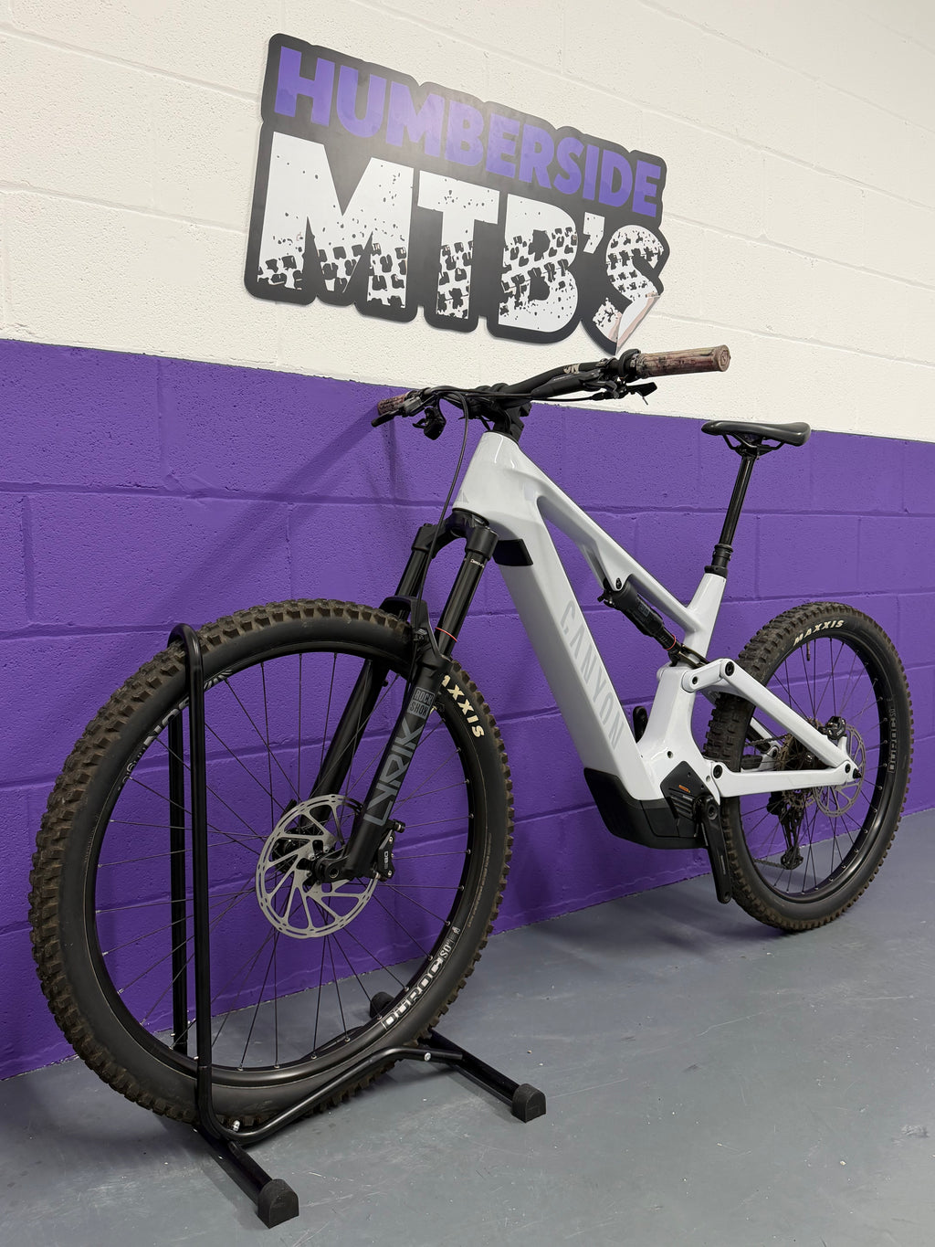 Large / 2024 Canyon Spectral ON CF7 Full Suspension Electric Mountain Bike / EMTB / MTB