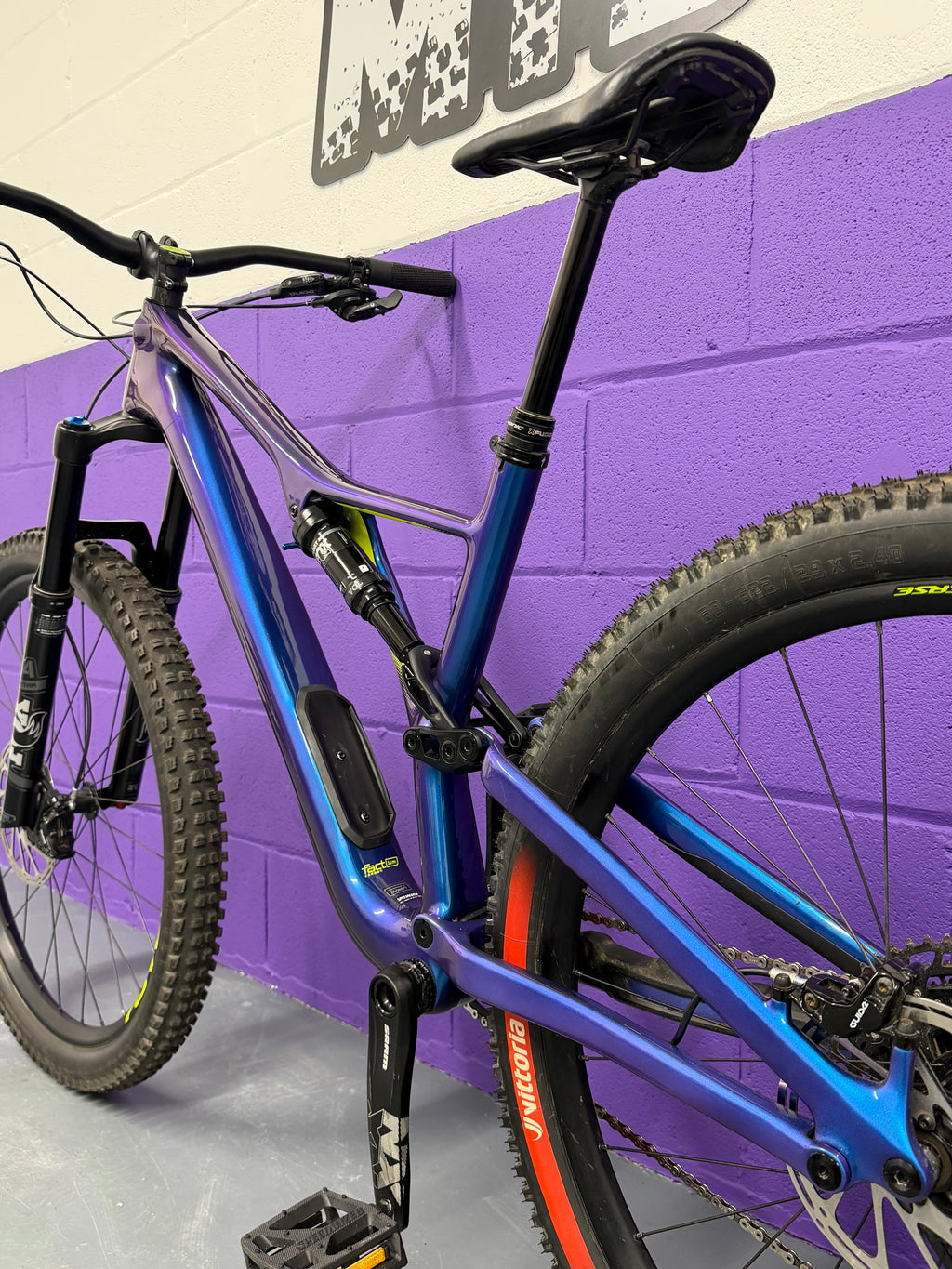 Large / 2019 Specialized StumpJumper Comp Carbon Full Suspension Mountain Bike / MTB