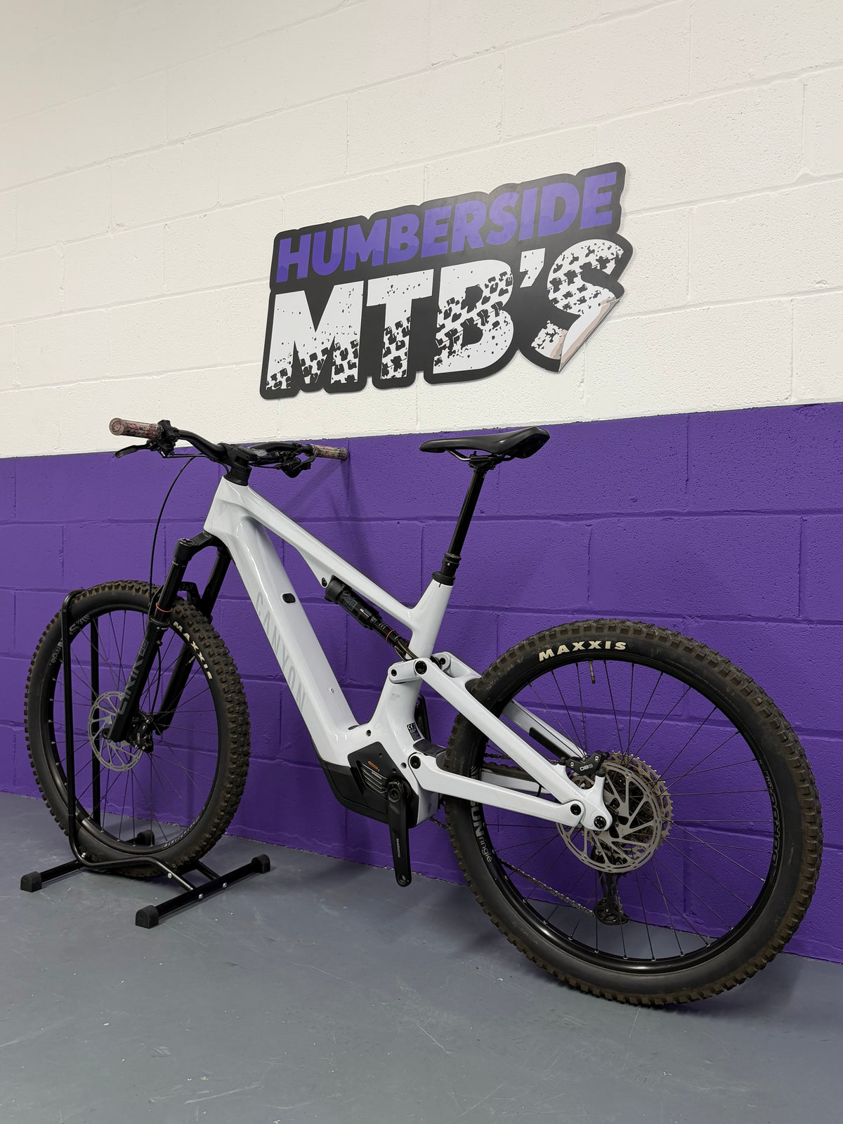 Large / 2024 Canyon Spectral ON CF7 Full Suspension Electric Mountain Bike / EMTB / MTB