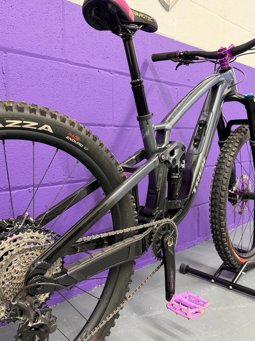 Small / 2023 Fuel EX 8 Gen 6 - UPGRADED Full Suspension Mountain Bike / MTB