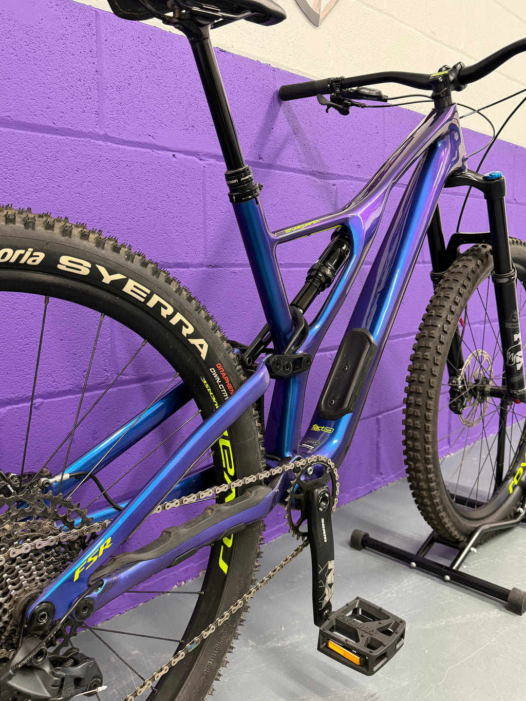 Large / 2019 Specialized StumpJumper Comp Carbon Full Suspension Mountain Bike / MTB