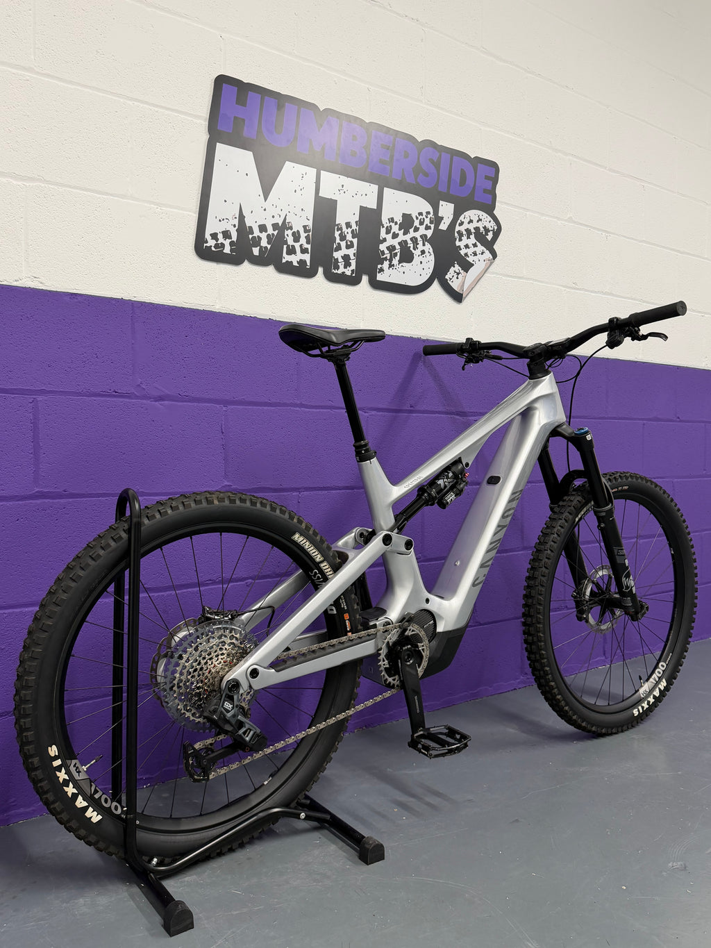 Large / 2024 Canyon Spectral ON CF9 Full Suspension Electric Mountain Bike / EMTB / MTB