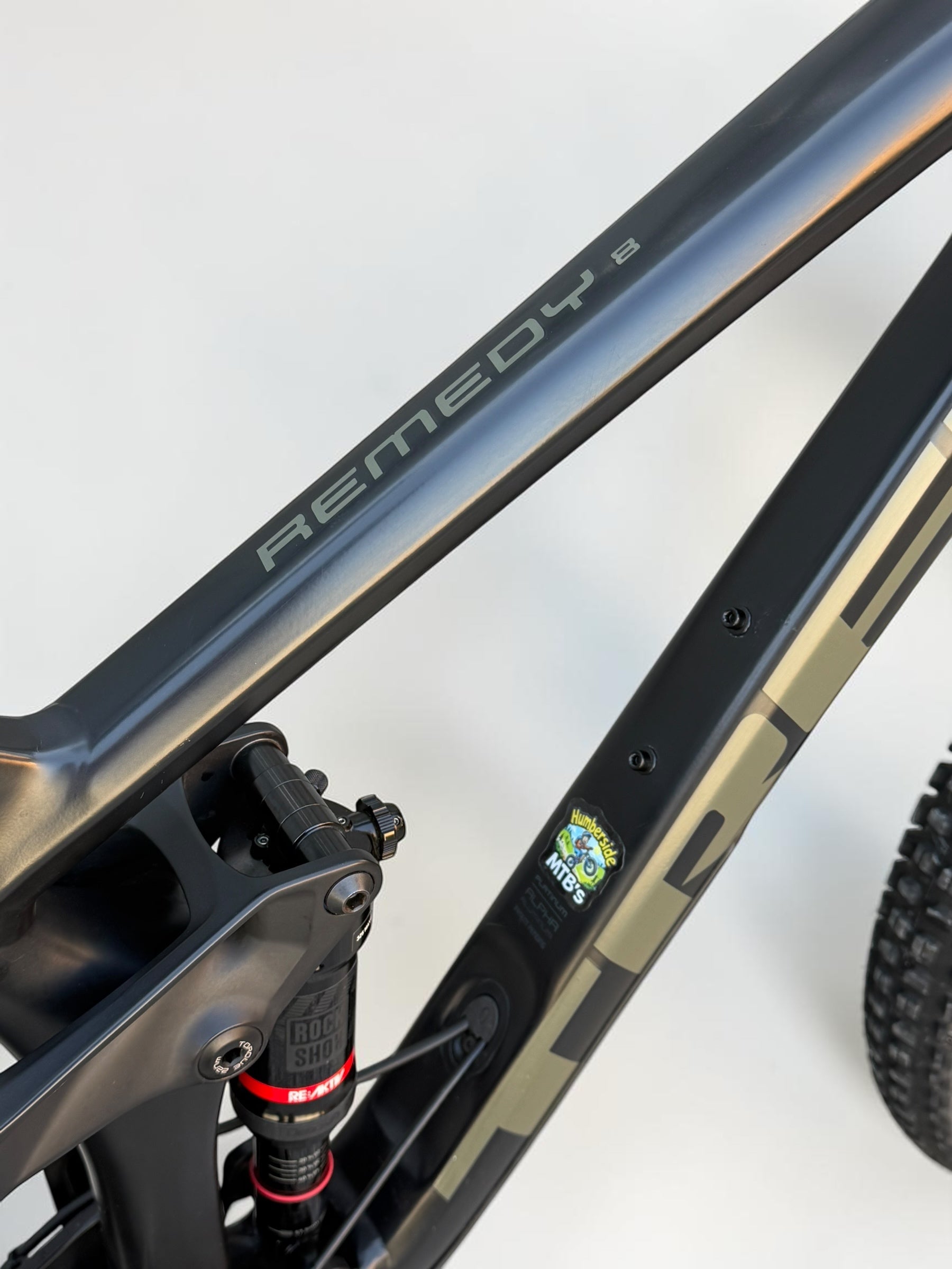 M/L - 2020 - TREK REMEDY 8