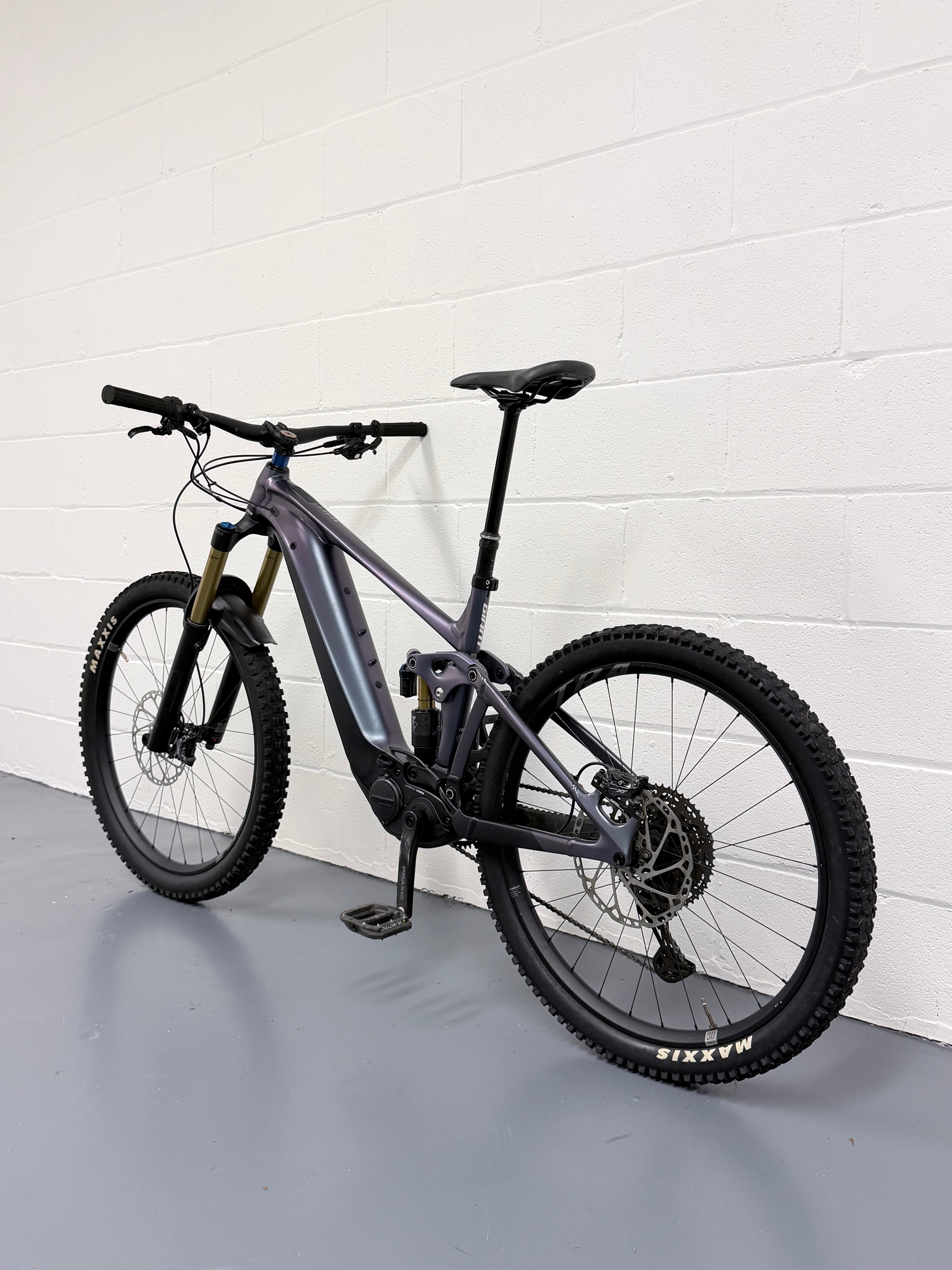 Large - 357 Miles - Giant Reign E+1