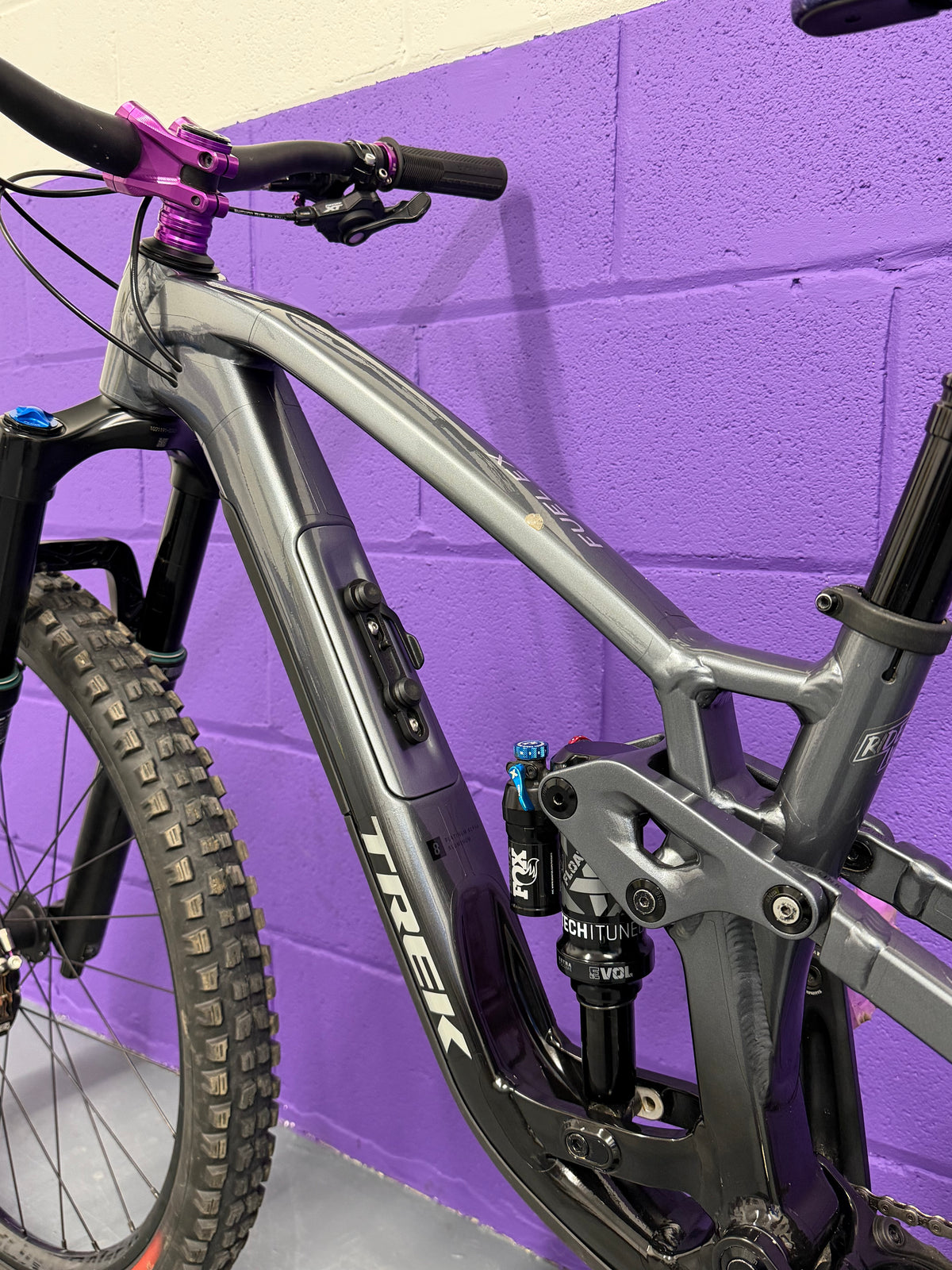 Small / 2023 Fuel EX 8 Gen 6 - UPGRADED Full Suspension Mountain Bike / MTB