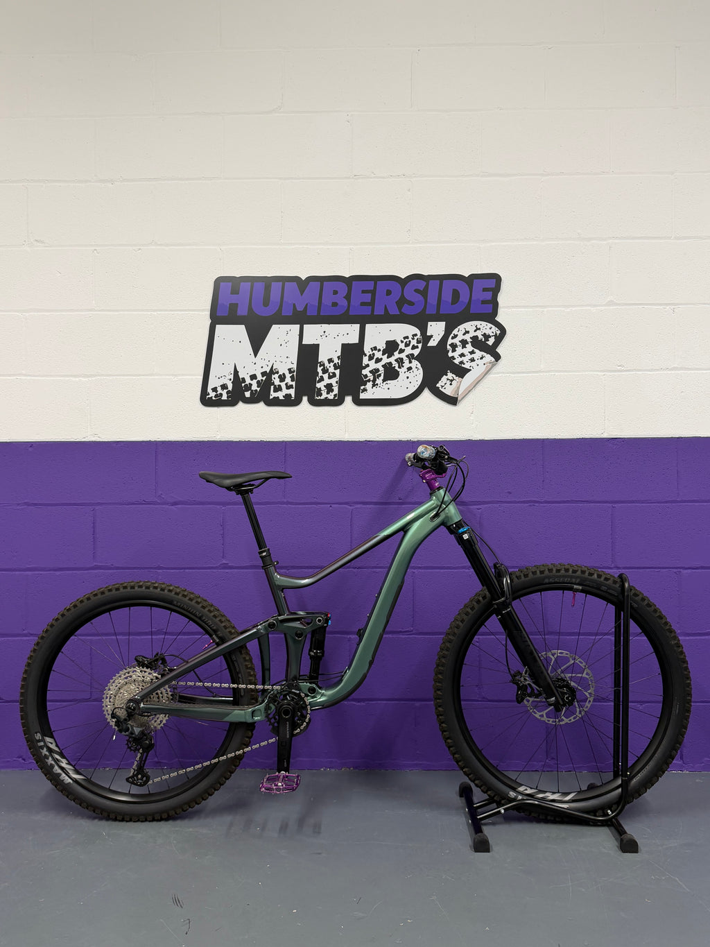 Medium / 2026 Giant Reign 2 / Upgraded - LIKE NEW