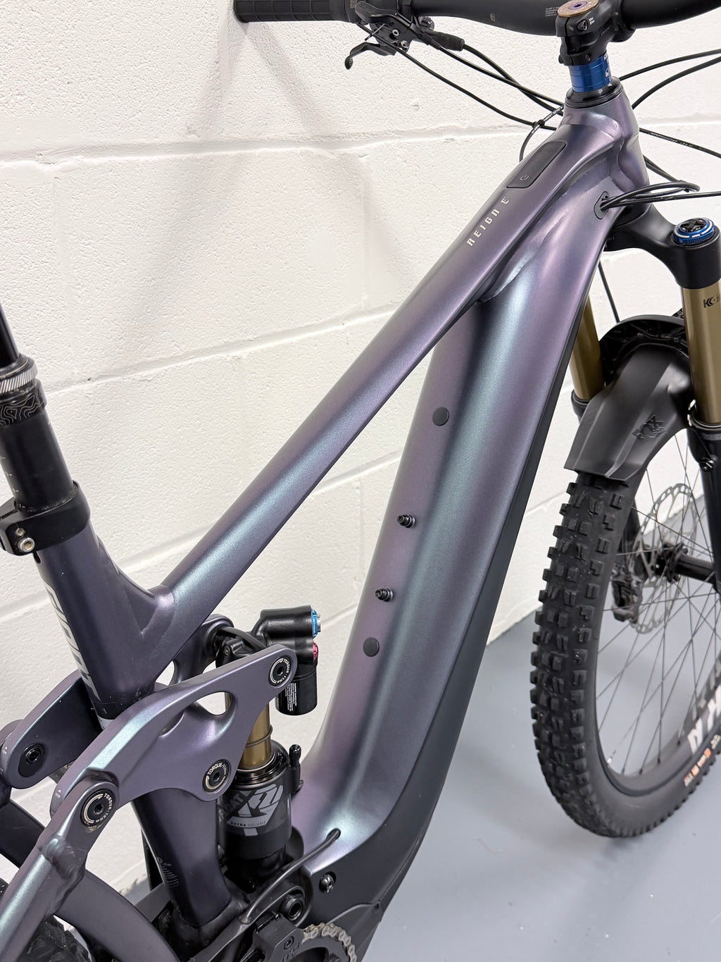 Large - 357 Miles - Giant Reign E+1