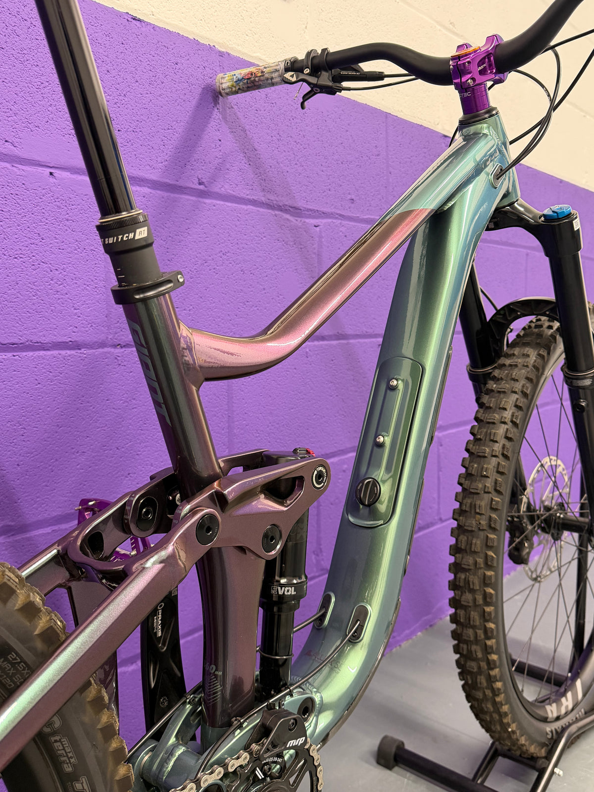 Medium / 2026 Giant Reign 2 / Upgraded - LIKE NEW