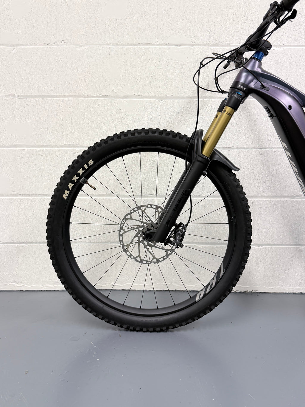 Large - 357 Miles - Giant Reign E+1