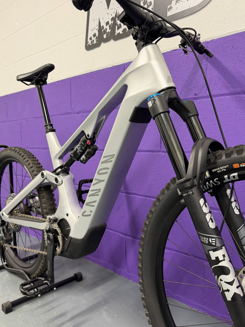 Large / 2024 Canyon Spectral ON CF9 Full Suspension Electric Mountain Bike / EMTB / MTB