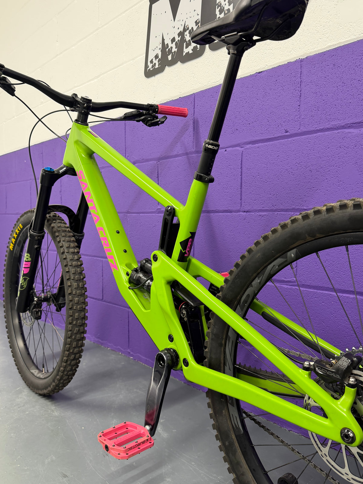 Large / Santa Cruz Nomad CS - Adder Green Full Suspension Mountain Bike / Burgtec / MTB